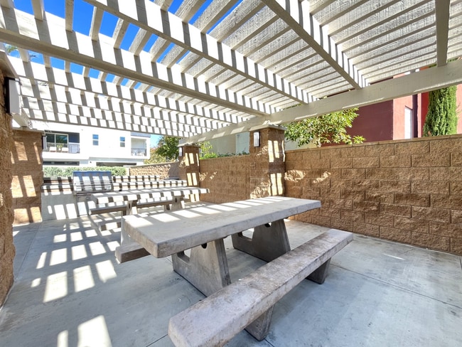 Building Photo - 3 bed, 2.5 bath located in Rancho Cucamonga!