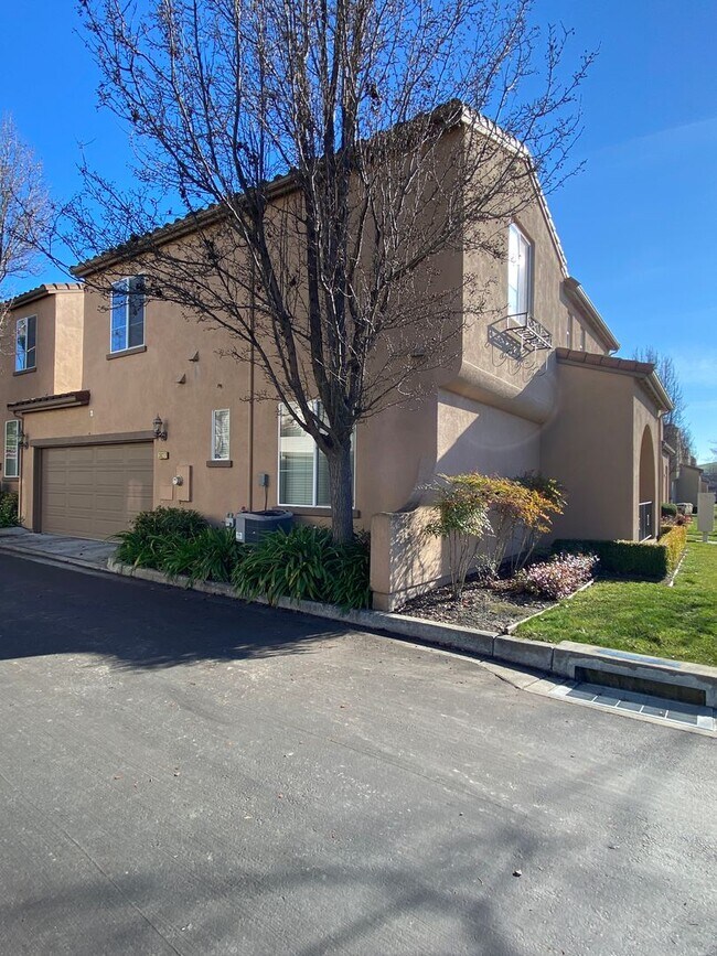 Building Photo - San Ramon Gale Ranch Townhouse 3BD/2.5BA with 4th Room for Office Loft! Community Pool Included!