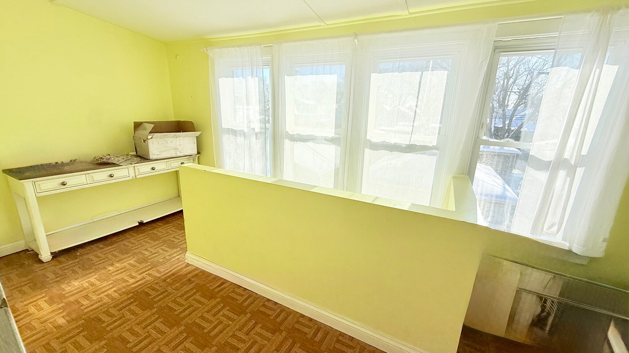 Building Photo - 5843 W Warwick Ave