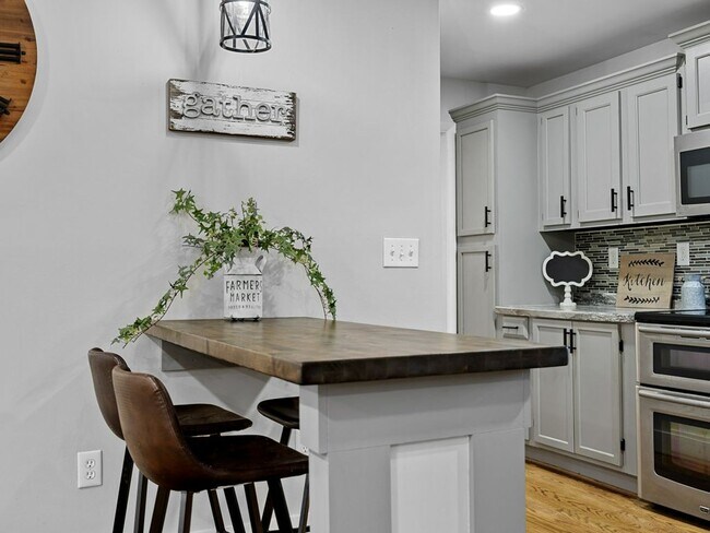 Building Photo - 2-Bedroom Furnished Home with Large Lot in...