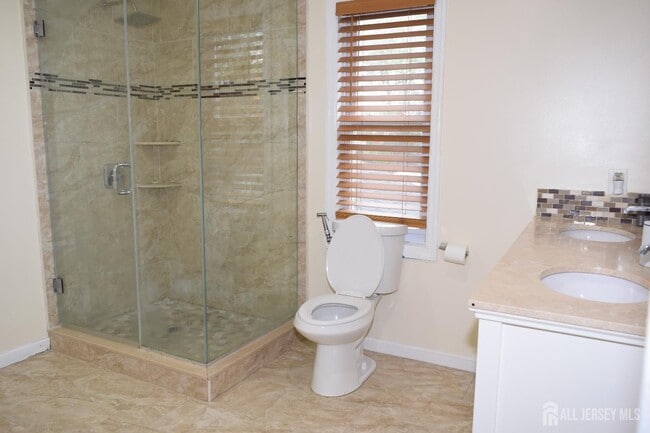 Building Photo - 424 Remsen Ave