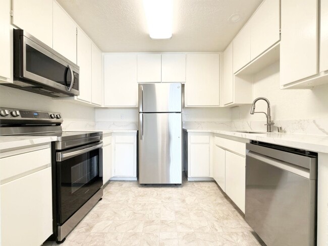 Building Photo - Upgraded Corner Unit w/ Balcony