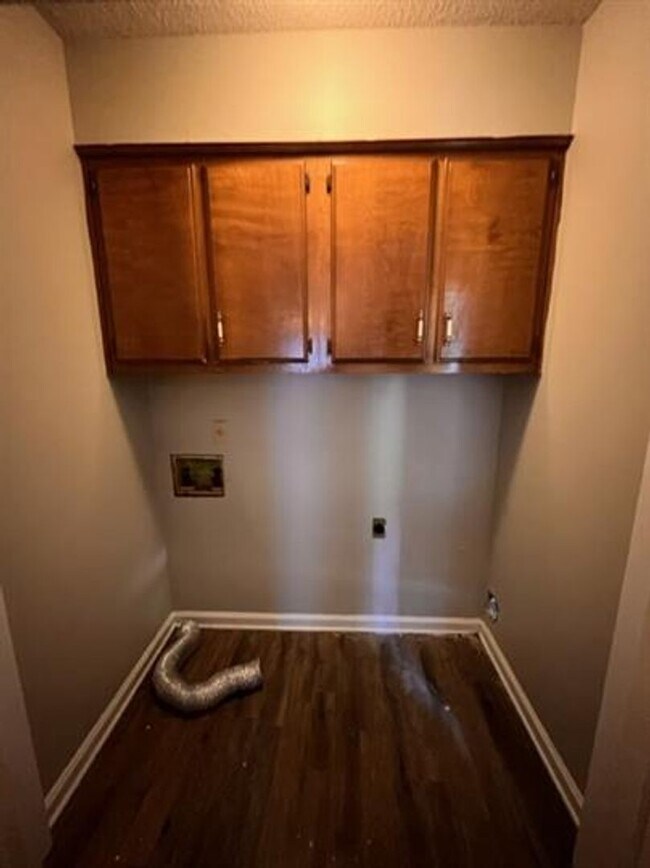 Building Photo - ~HALF OFF FIRST MONTH'S RENT~ Charming 3-Bedroom Home in Bartlett-Spacious & Move-In Ready!