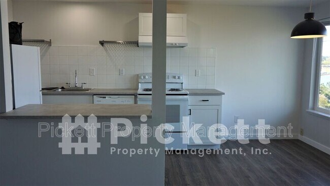 Building Photo - 455 Perry Ave N