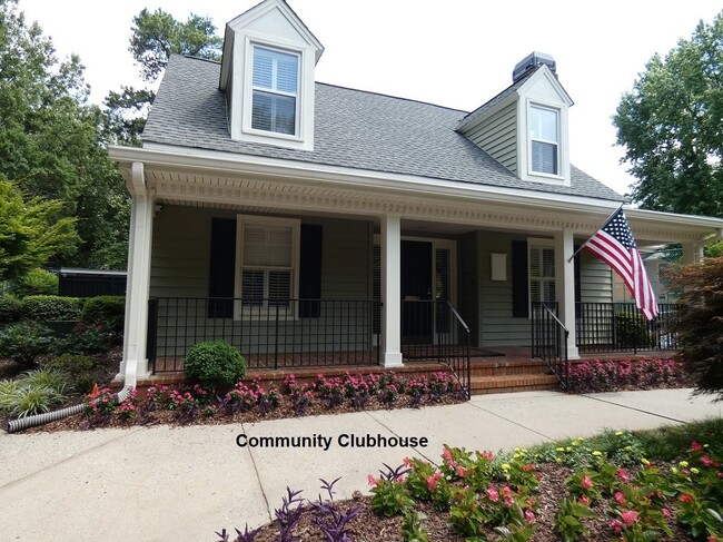 Building Photo - End Unit Townhome!