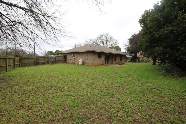 Building Photo - Lease Takeover Opportunity Available! Charming 2 Bed 2 Bath Home! Lindale ISD!