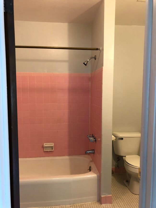 Building Photo - 1 Bedroom Apartment-St. Francis