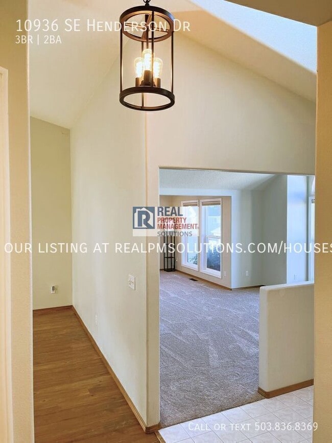 Building Photo - 10936 SE Henderson Dr