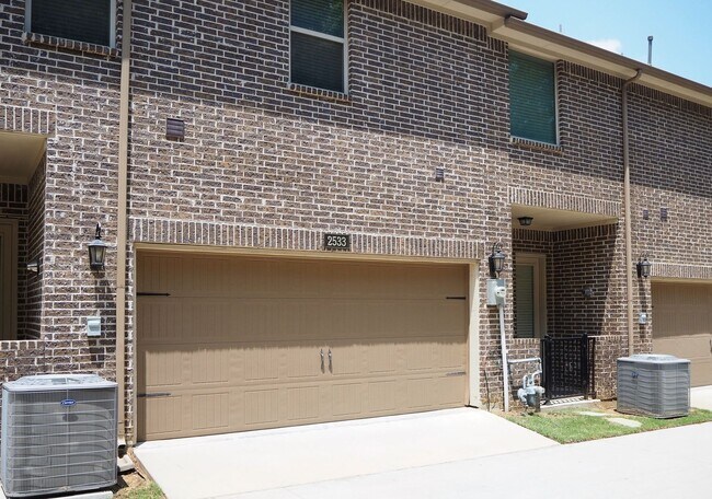 Building Photo - 3 Bed - 2.5 Bath Townhome in Flower Mound ...