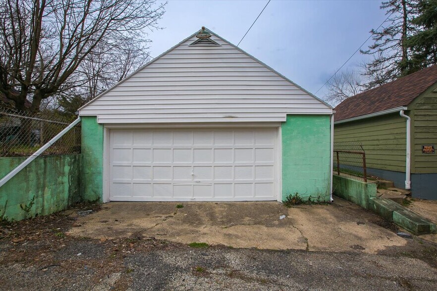Two-car garage - 148 Niagara Ave