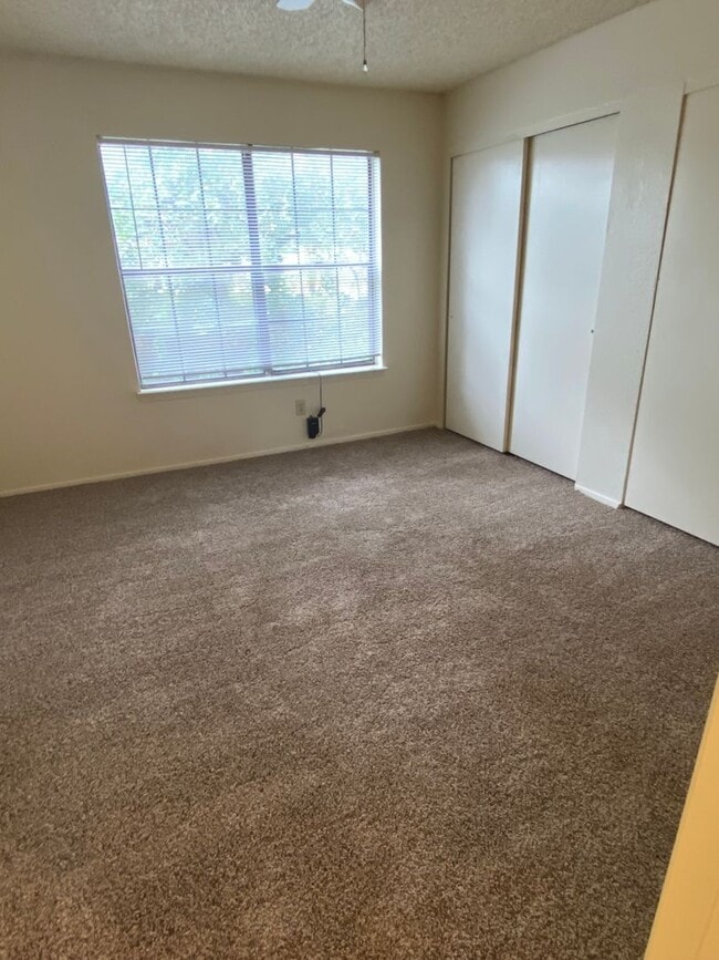 Building Photo - 2 bedroom condo by UNT
