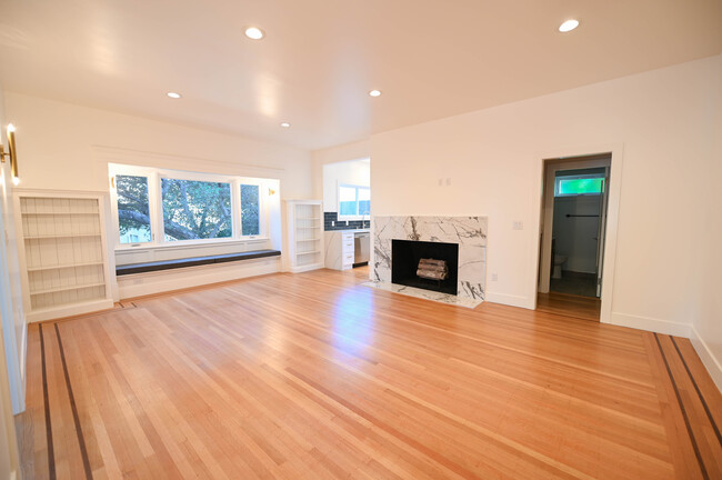 Expansive Living Room - 402 Lee Street