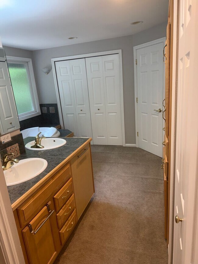 Building Photo - $3900.00 3 Bedroom 2.5 Bath Modern Style Home in Kirkland