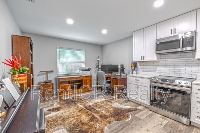 Building Photo - 3101 Carriage Dr