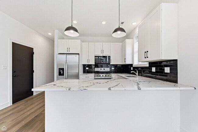 Building Photo - 3902 S Lake Park Ave