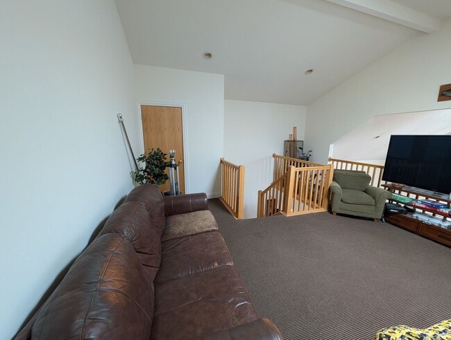 Building Photo - Rarely on the Market! Luxury 4-Bed/3-Bath Duplex in Lincoln Park