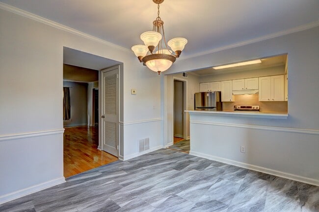 Building Photo - 6520 Roswell Rd