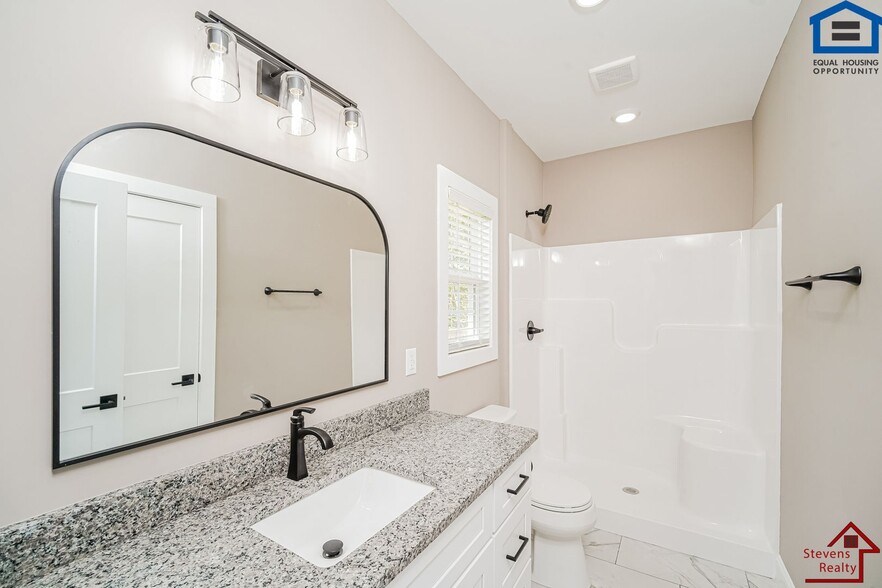 Building Photo - 165 Lakeshire Dr