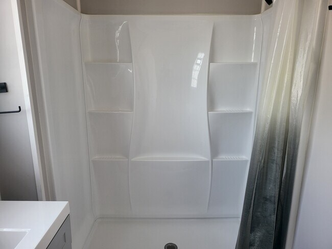 Building Photo - 226 E 16th Ave