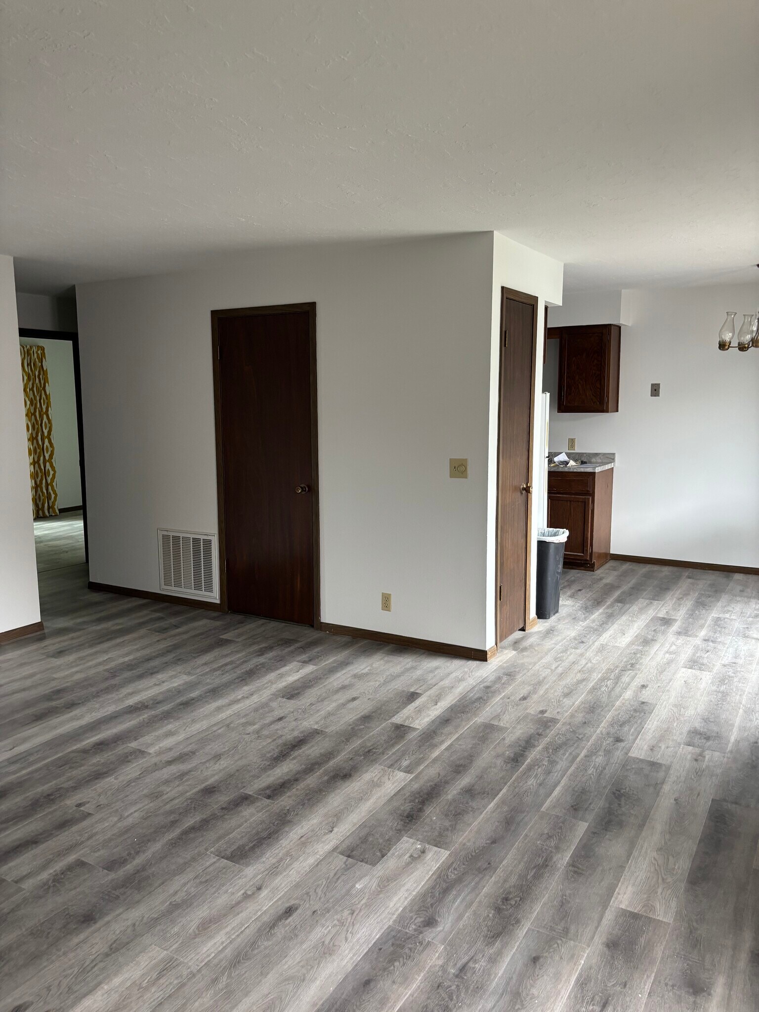 Living area - 315 S Ridge Dr