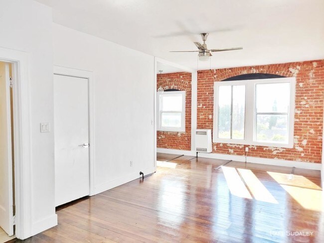 Building Photo - bedroom in Los Angeles CA 90038