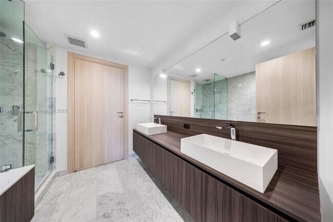 Building Photo - 1000 Brickell Plaza