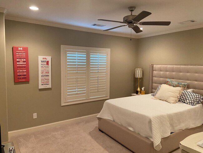 Building Photo - 4BR/4.5BA Furnished Townhome For Rent