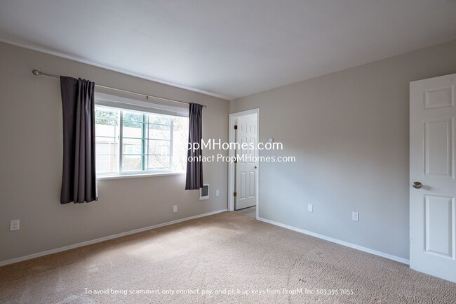 Building Photo - Cozy Two Bedroom Townhome in Tualatin! Upd...