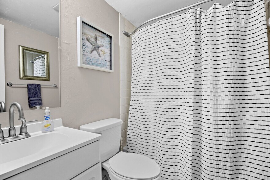 Building Photo - 1700 SW 16th Ct