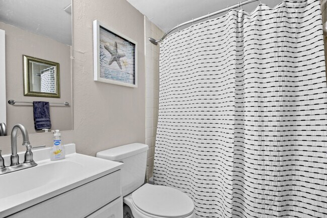 Building Photo - 1700 SW 16th Ct