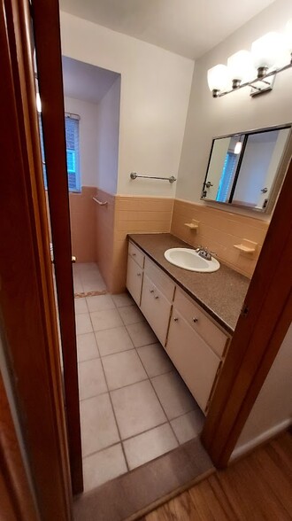 Full Bathroom right side - 437 N Eton St