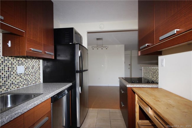 Building Photo - 44 Strawberry Hill Ave