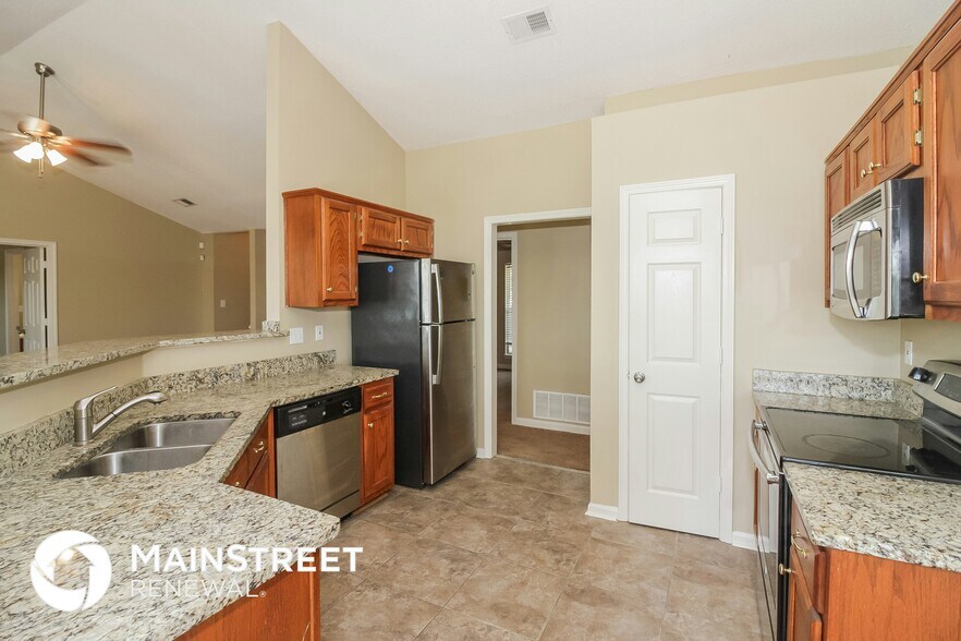 Building Photo - 1647 Sarah Ann Dr W