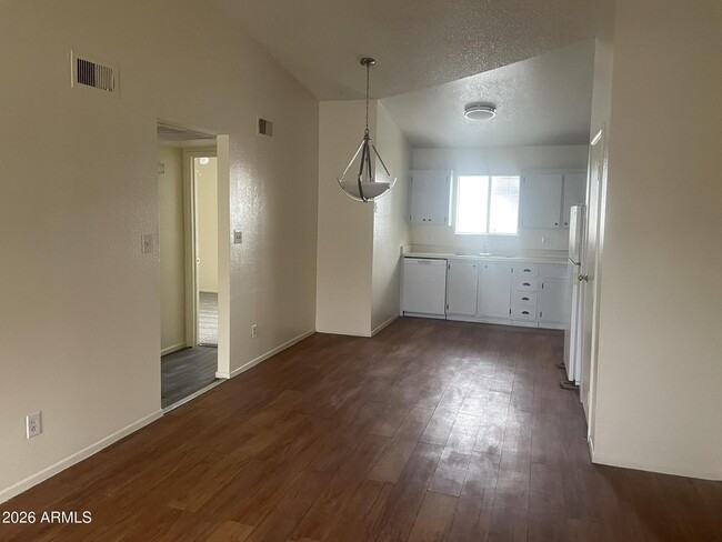 Building Photo - 465 W Ivyglen St