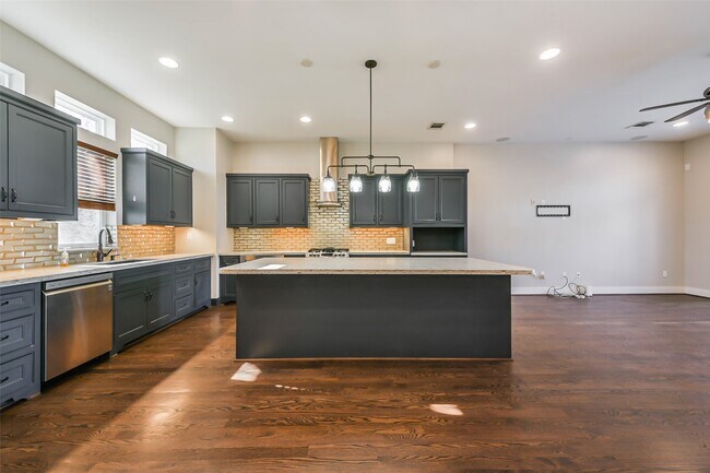 Building Photo - 2422 Hadley St