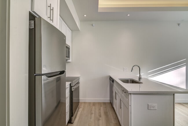 Building Photo - 3253 Fairfax St