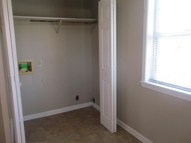 Building Photo - 208 Angel Ct