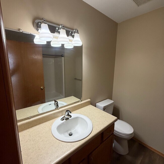 Building Photo - Updated 3 bedroom 2 bathroom home in Clever