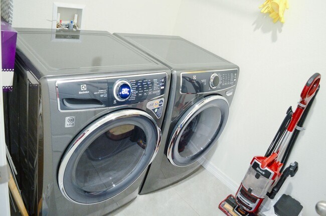 Building Photo - 5 Bedroom 3 Bath in Avalon Woods in Newberry