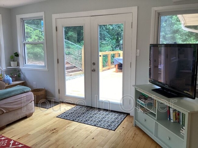 Building Photo - 23 Moore Ave