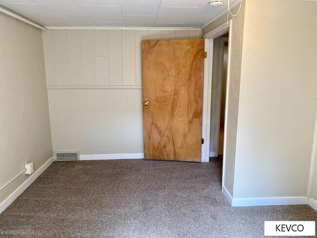 Building Photo - Sizable House on Remington!