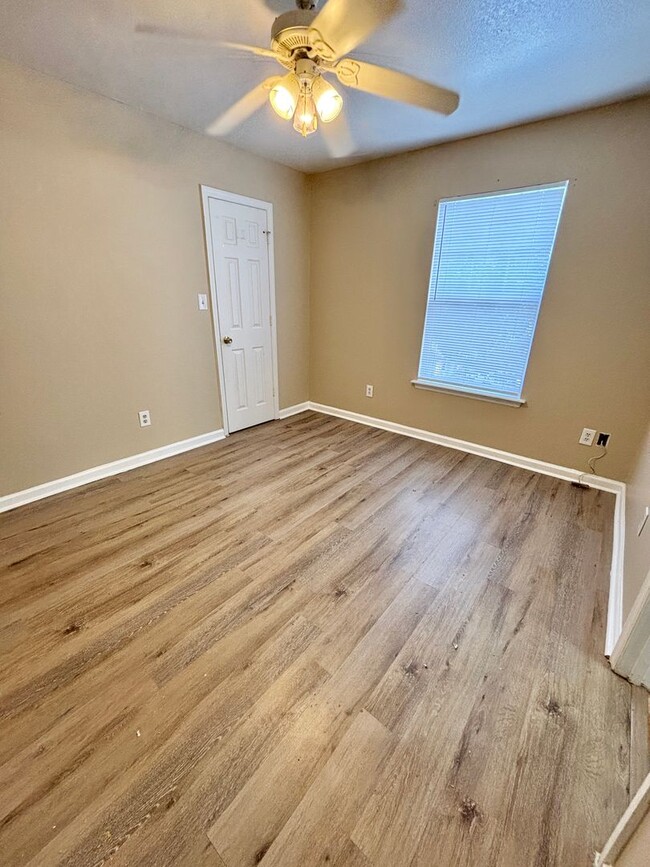 Building Photo - Modern 4BR/4BA Townhouse Near FAMU & North...
