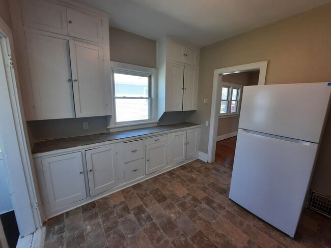 Building Photo - Pet Friendly Home with Fenced Back Yard and Hardwood Floors!