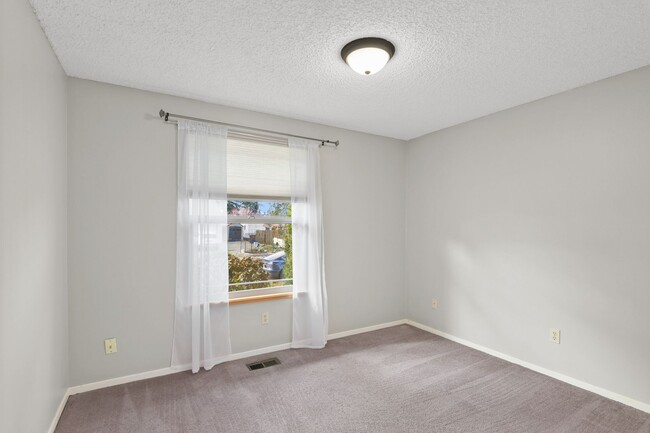 Building Photo - Charming 3 BR, 2 BR Mt. Pleasant Home.