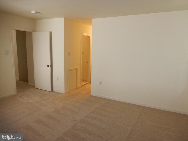 Building Photo - 7014 Maple Tree Ln