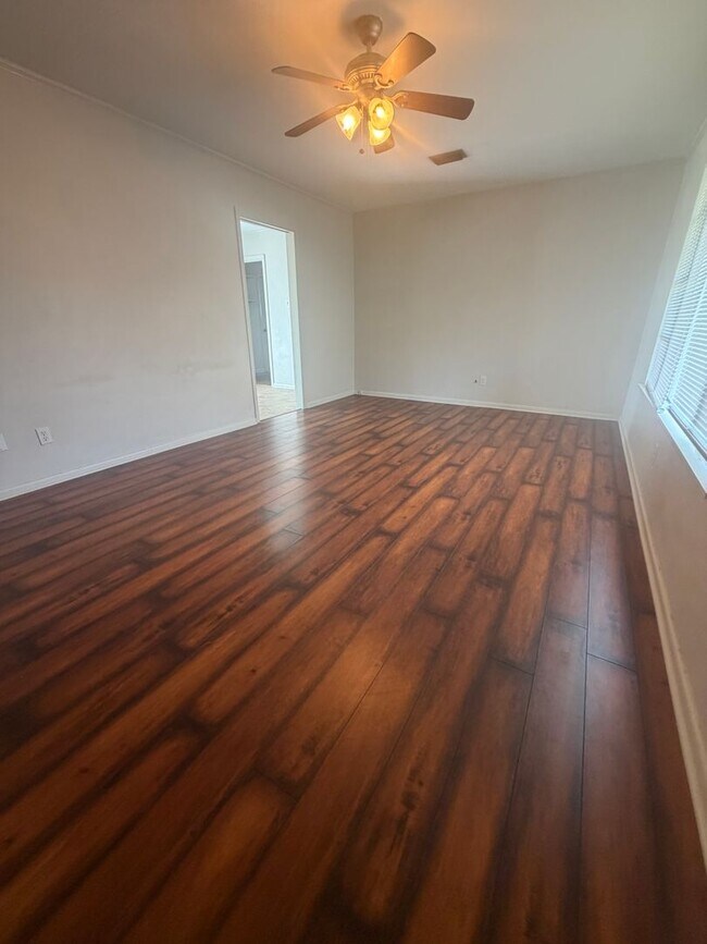 Building Photo - 717 Alice Dr