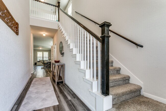 Building Photo - Beautiful Modern 2 story home!