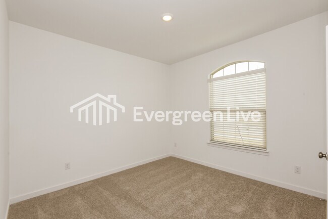 Building Photo - 200 Pine St