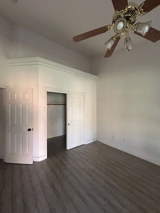 Building Photo - 2614 W Oakridge Ave