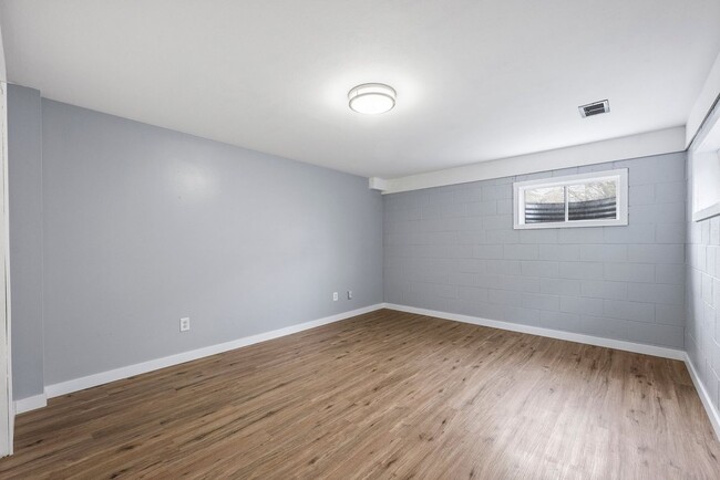 Building Photo - Spacious 3-Bed + Bonus Room in Lakewood | ...